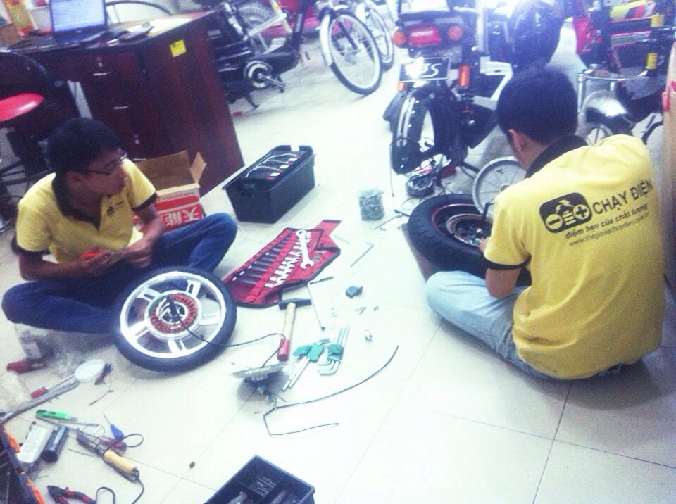 Học viên thực hành sửa chữa xe đạp điện, xe máy điện
